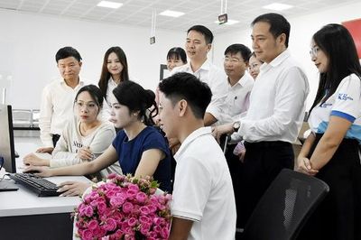 Phó Chủ tịch UBND thành phố Bắc Ninh Đào Thanh Trường kiểm tra triển khai mô hình Trợ lý Nhân dân tại cơ sở