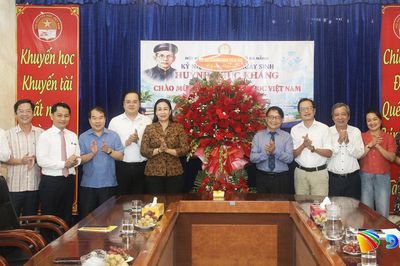 Phó Chủ tịch UBND thành phố Nguyễn Thị Anh Thi thăm Hội Khuyến học thành phố