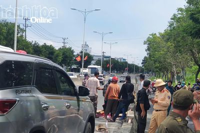Xe ô tô va chạm với người đẩy xe rùa, 1 người tử vong