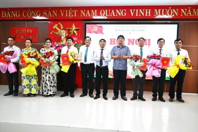 Đảng ủy xã Thuận Bắc công bố quyết định tổ chức lại các tổ chức đảng trực thuộc