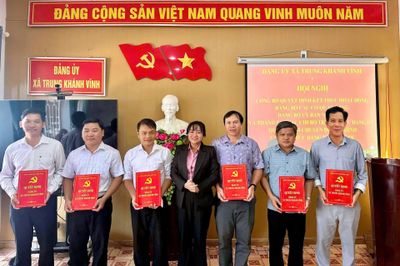 Đảng ủy xã Trung Khánh Vĩnh công bố các quyết định về sắp xếp, kiện toàn tổ chức đảng
