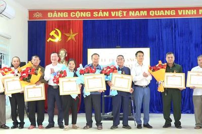 Tú Lệ: 9 đảng viên được trao tặng huy hiệu Đảng đợt 2/9/2026