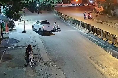 Xe bán tải đi ngược chiều, gặp CSGT rồi luồn lách bỏ chạy