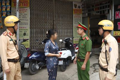 Cảnh sát Hà Nội ghi hình học sinh vi phạm, xử lý cả điểm trông giữ xe