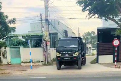 Khánh Hòa: Xác minh, xử lý loạt ô tô chở hàng chạy vào đường hạn chế tải trọng