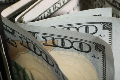 Lợi suất trái phiếu Mỹ cao, euro xuống đáy 17 tháng tiếp sức cho USD