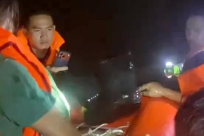 Cảnh sát giải cứu kịp thời 12 người mắc kẹt do nước lũ tràn về đêm khuya