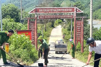 Công an xã miền núi A Lưới chung sức sửa đường, giúp dân đi lại thuận tiện