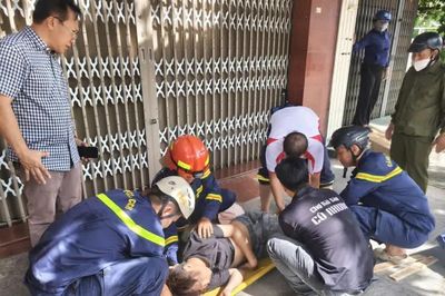 Giải cứu nam thanh niên có ý định nhảy lầu từ tầng 5