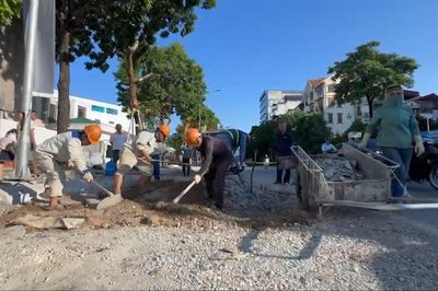 Xén hè đường tại ngã tư Xuân La - Võ Chí Công
