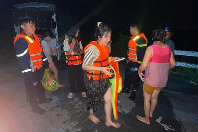 Kịp thời cứu 12 người mắc kẹt trong dòng nước xiết tại công trình Suối Cái