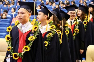 Thủ khoa cần đáp ứng điều kiện gì để được hưởng chính sách thu hút nhân tài?