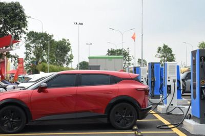 Trạm sạc xe điện từ 2027 sẽ phải thay đổi những gì?