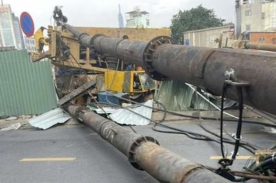 TPHCM: Máy thi công dự án rạch Xuyên Tâm đổ ra đường, may mắn không ai bị thương