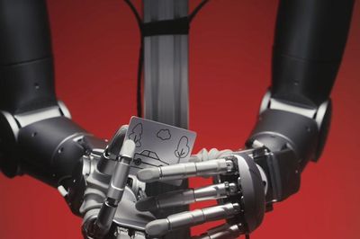 Robot Trung Quốc biểu diễn ảo thuật điêu luyện như con người