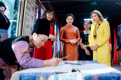 Phu nhân Tổng Bí thư, Chủ tịch nước và Phu nhân Tổng thống Panama thưởng trà
