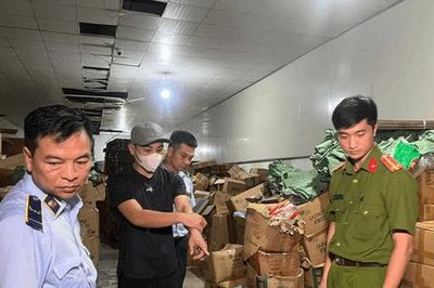 'Phù phép' bánh kẹo bán thành phẩm thành... hàng nhập ngoại
