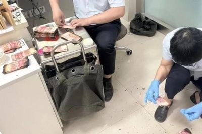 Bất ngờ số tiền nhận lại khi cặp vợ chồng già mang gần 800 triệu đồng bị cháy đen đến đổi ở ngân hàng