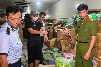 Hà Nội: Thu giữ gần 20 tấn hàng hóa, khởi tố chủ cơ sở sản xuất, buôn bán hàng giả là thực phẩm