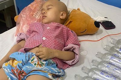 Bé gái chưa tròn 7 tuổi mắc ung thư xương, từng bước giành lại tuổi thơ