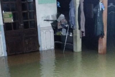 Mưa lớn, nước tràn vào nhà dân trong đêm