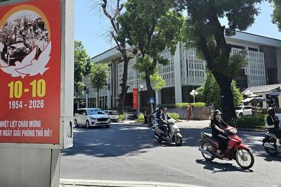 Hà Nội rực sắc đỏ hướng về ngày Giải phóng Thủ đô 10/10
