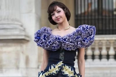 Lisa ngọt ngào bất ngờ tại Paris Fashion Week trong thiết kế Louis Vuitton