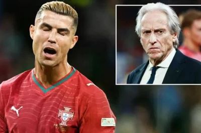 Không xin lỗi Ronaldo, HLV tuyển Bồ Đào Nha bị dọa sa thải