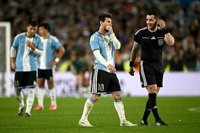 Trọng tài có hành động bất ngờ với Messi trong ngày chia tay tuyển Argentina