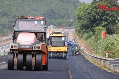 1.800 máy móc thiết bị tăng tốc trên cao tốc Nội Bài - Lào Cai