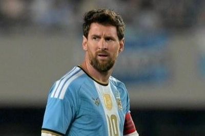 Messi không hiểu chuyện gì khi trọng tài dừng trận ở phút 10