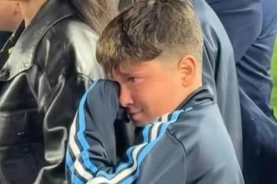 Con trai Messi bật khóc ngày cha từ giã tuyển quốc gia