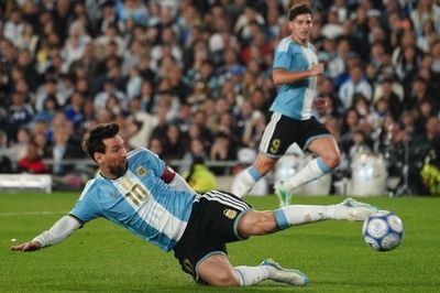 Đoạn kết khác biệt của Messi và Maradona