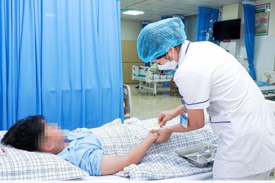 Nhập viện sau khi ăn tối có món tôm đồng