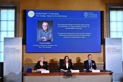 Giải Nobel Vật lý 2026 được gọi tên với phát hiện hạt vũ trụ 'ma quái'