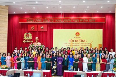 Khai giảng lớp bồi dưỡng nâng cao năng lực nữ lãnh đạo, quản lý cấp vụ