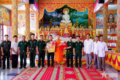 Bộ đội Biên phòng TP Cần Thơ thăm, tặng quà các chùa Khmer dịp Lễ Sene Dolta