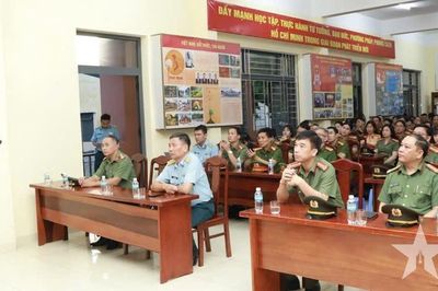 Lớp tập huấn công tác văn hóa trong Công an nhân dân tham quan Trường Sĩ quan Không quân