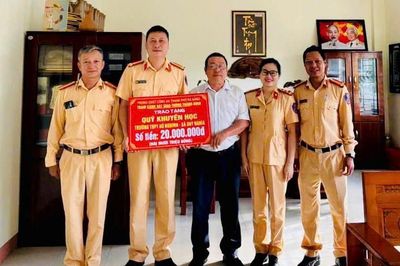 Tiếp sức học sinh khó khăn đến trường