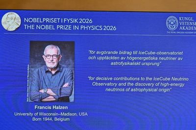 Nhà khoa học săn hạt bí ẩn từ vũ trụ giành giải Nobel Vật lý 2026