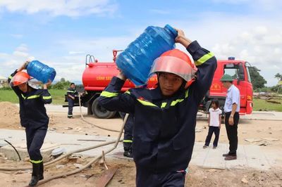 Công an chở nước giúp 300 người dân vùng tái định cư ở Gia Lai