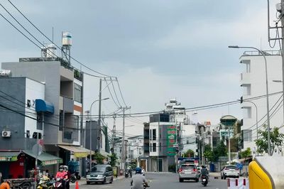 Hàng cột điện dưới lòng đường Chu Văn An đã được di dời