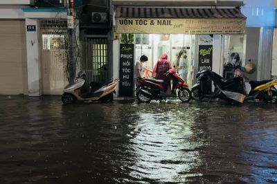 TPHCM: Mưa lớn, đường ngập, kẹt xe giờ tan tầm