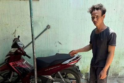 Bắt giữ đối tượng cướp xe máy của phụ nữ trên ruộng mía