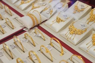 Giá vàng bật tăng, dầu thô vượt 100 USD/thùng