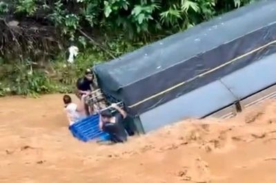 Nhân chứng vụ xe tải bị lũ cuốn trôi: Tôi cảnh báo mà tài xế vẫn lấy đà phóng qua suối