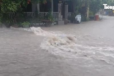 Mưa lớn, nước cuộn chảy như thác ở xã đảo Cù Lao Chàm