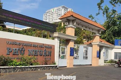 TPHCM: Lớp 12 thiếu bảng, giáo viên phải viết lên tường