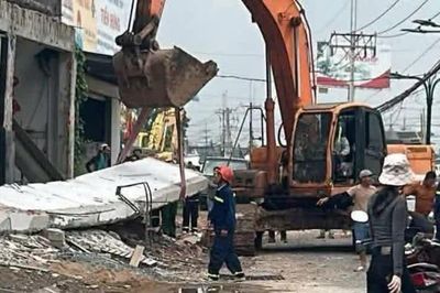 Sập ô văng bê tông khi đang sửa nhà, một người tử vong