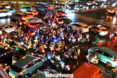 Đường phố ngập sâu, giao thông TPHCM rối loạn trong cơn mưa lớn giờ tan tầm